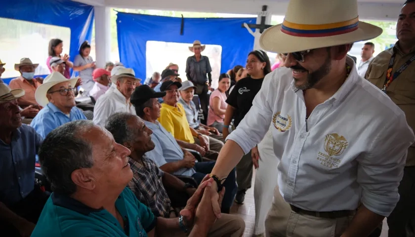 Presidente De La Espriella en hogar geriátrico del municipio de Quimbaya.