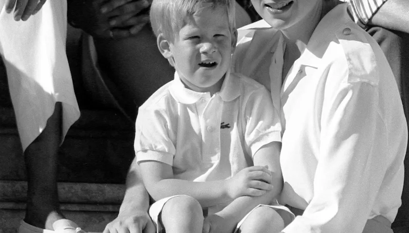 Imagen de archivo de la a princesa de Gales Lady Di con su hijo Enrique.