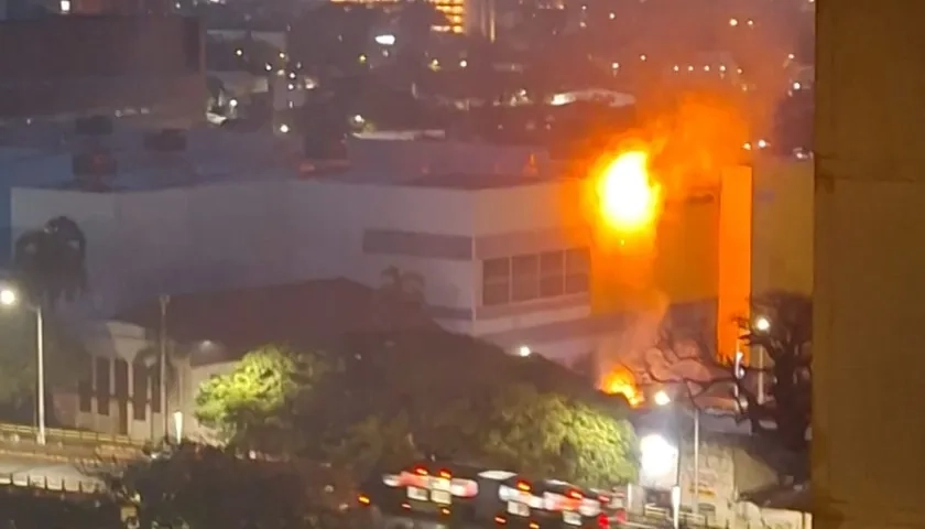 Desde edificios cercanos logró verse el incendio en el aviso publicitario. 