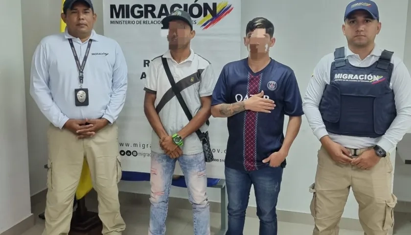 Integrantes de Migración Colombia en las labores de expulsión.