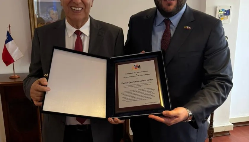 Juan José Amar Amar junto a Patricio Imbert Puelma, cónsul general de Chile en Bogotá.