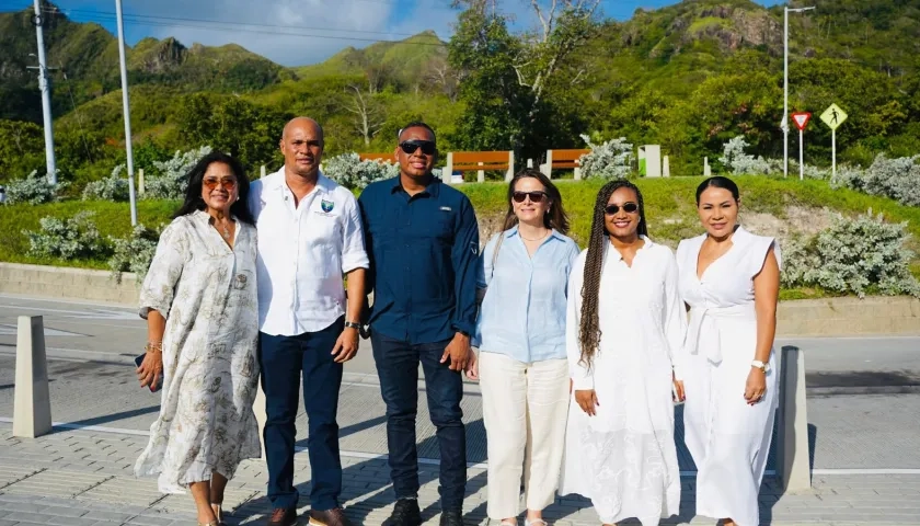  La ministra Ana María Vesga junto a la gobernadora Girley Ordóñez; los representantes a la Cámara por el Archipiélago; Marjorie Englehard, coordinadora del hospital local.