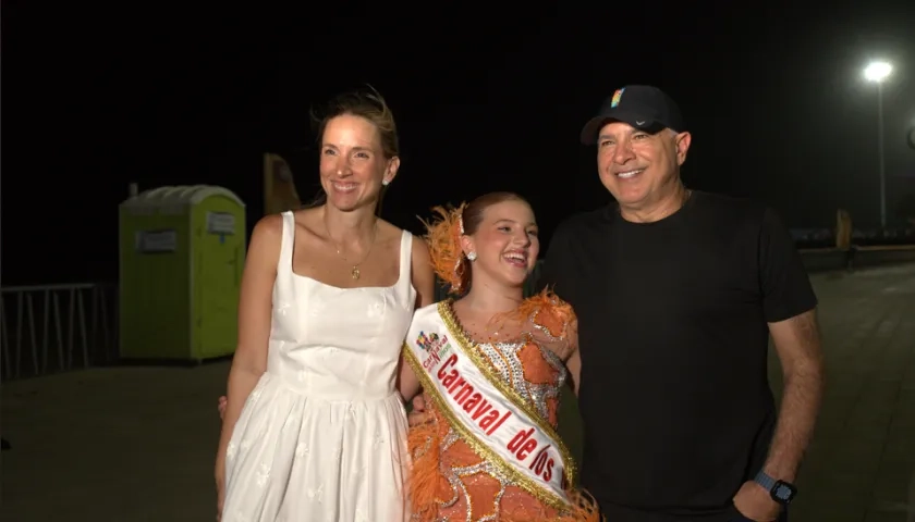 La Reina del Carnaval de los Niños 2027, Isabella Daes, junto a su papá, Christian Daes, y su mamá Carla García.