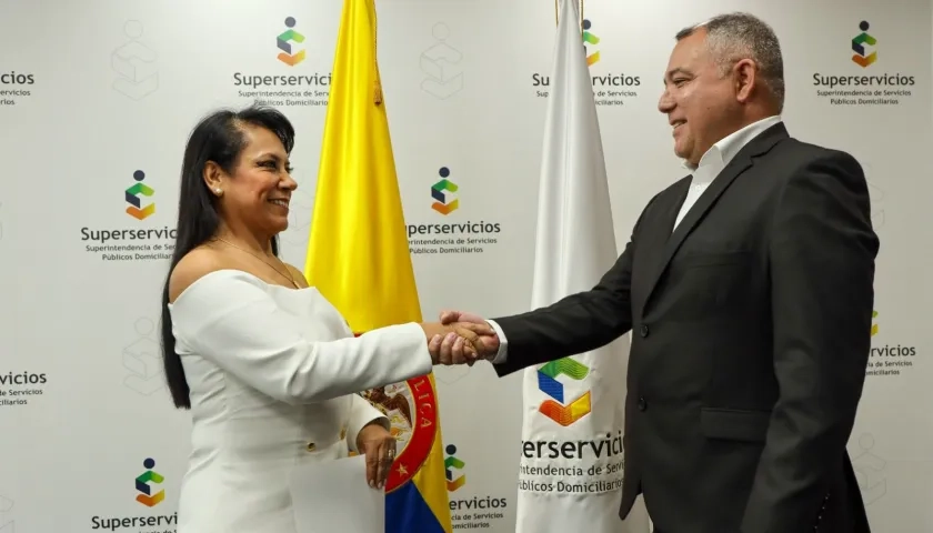 La superservicios encargada María Rocío Cortés Vargas y el agente interventor de Air-e, Ramiro Castilla.