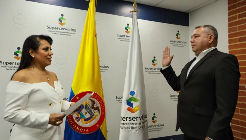 La superservicios encargada María Rocío Cortés Vargas y el agente interventor de Air-e, Ramiro Castilla.