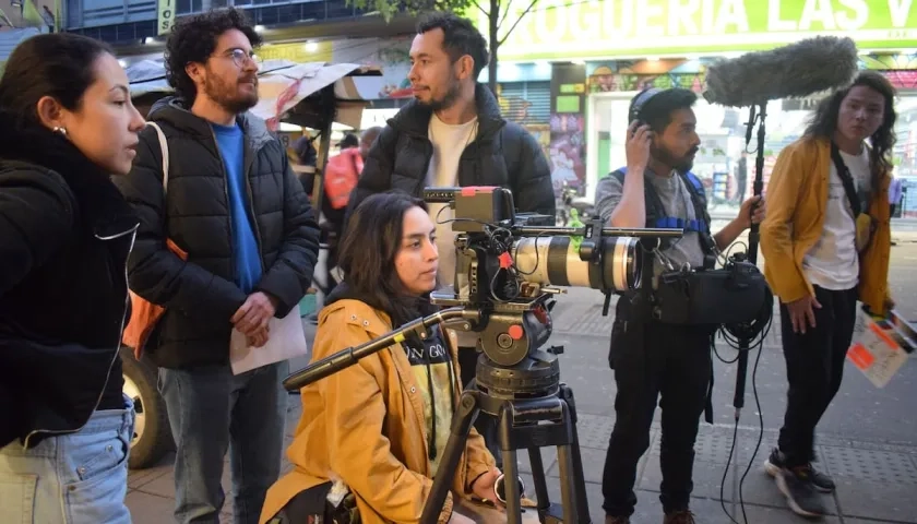 Los cineastas colombianos Esteban Hoyos García y Juan Miguel Gelacio junto al equipo de producción.