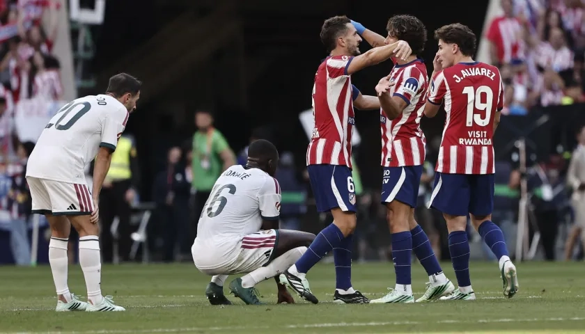 Los jugadores del Atlético de Madrid celebran la victoria 