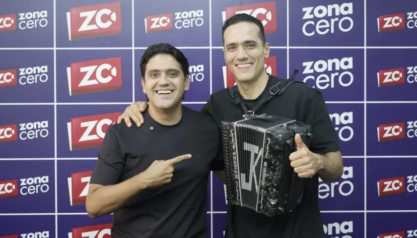 Luisk De León junto al acordeonero Juank Ricardo en la redacción de Zona Cero. 