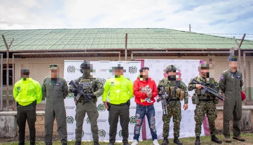 Miembros del Ejército y la Policía con el capturado alias 'Correa'.