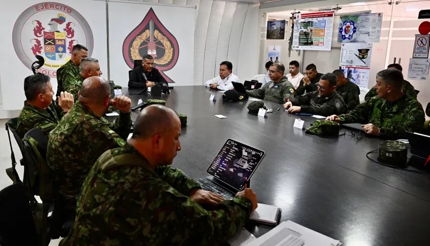Ministro de Defensa, Jorge Mora, liderando una reunión con la cúpula militar.