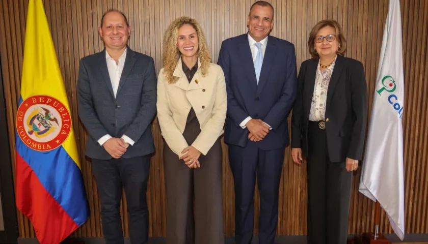 Ministra de Trabajo Natalia Eugenia López (segunda de izquierda a derecha) al lado del nuevo presidente de Colpensiones.