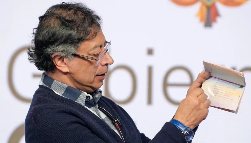 El expresidente Gustavo Petro y el pasaporte.