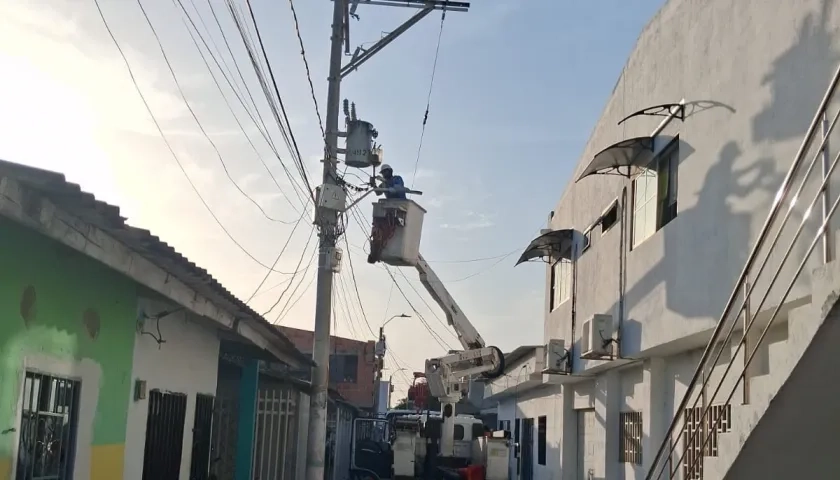 Personal de Air-e trabajando en transformadores