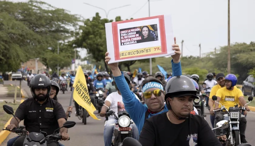Personas participan en una caravana en apoyo a la líder y premio nobel de la paz 2025, María Corina Machado.