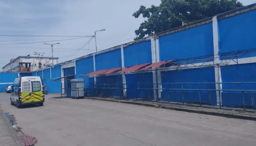 La Policía en la parte externa de la Penitenciaría El Bosque. 