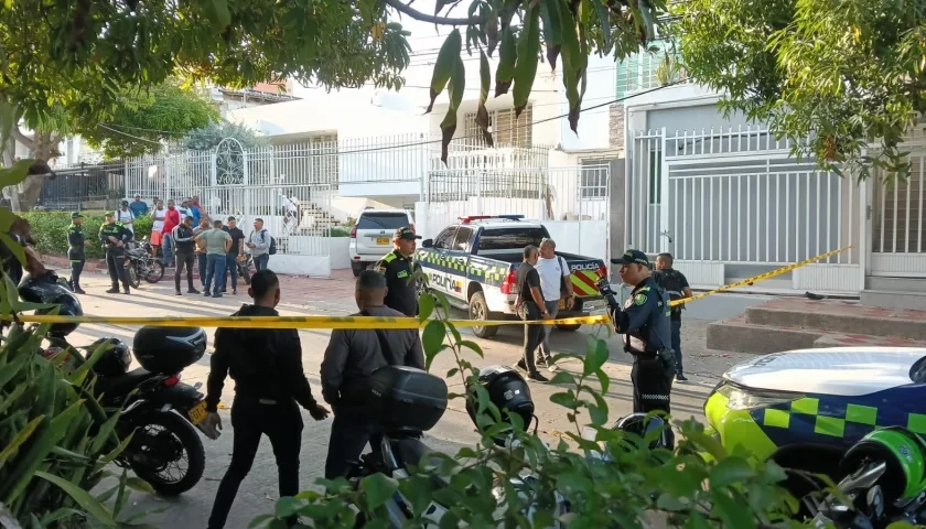La Policía acordonó el área donde se presentó el hecho criminal. 