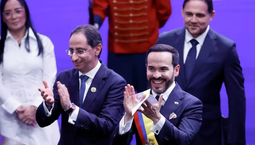 El Vicepresidente José Manuel Restrepo y el Presidente Abelardo De La Espriella, durante la posesión presidencial.