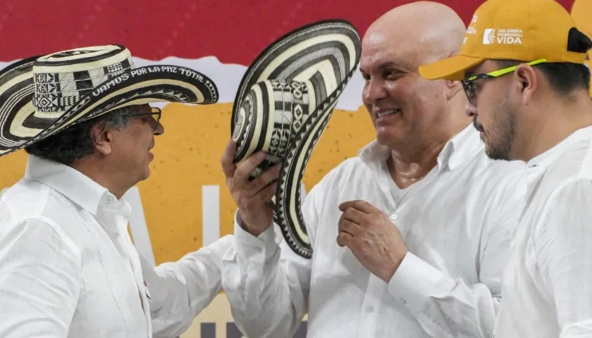 El expresidente Gustavo Petro y el exparamilitar Salvatore Mancuso. 