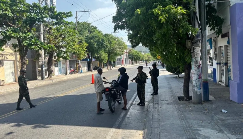 Tropas del Ejército en pleno casco urbano de Santa Marta este martes. 