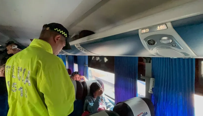 La Policía realizando operativos de control al interior de los buses interdepartamentales. 