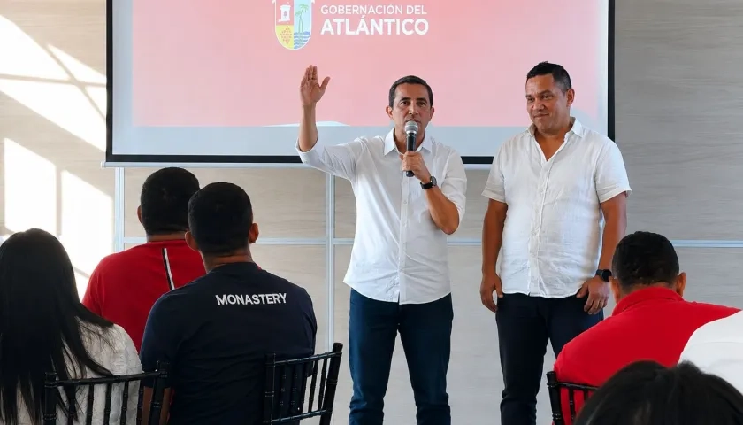 El secretario general de la Gobernación del Atlántico, Pedro Lemus, socializando los proyectos en ese municipio. 