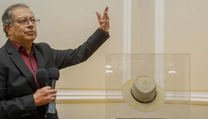El entonces Presidente Gustavo Petro con el sombrero de Carlos Pizarro. 