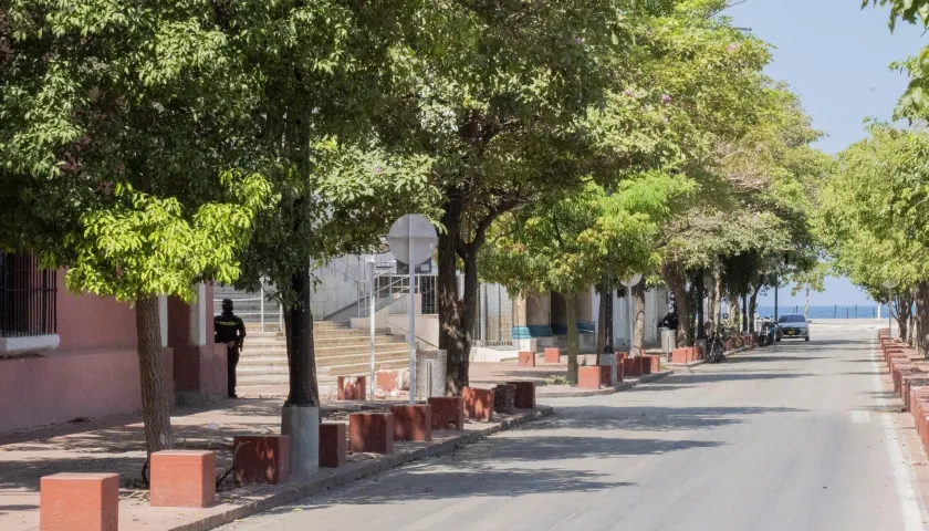 Una calle desolada tras la violencia desatada por las ACSN