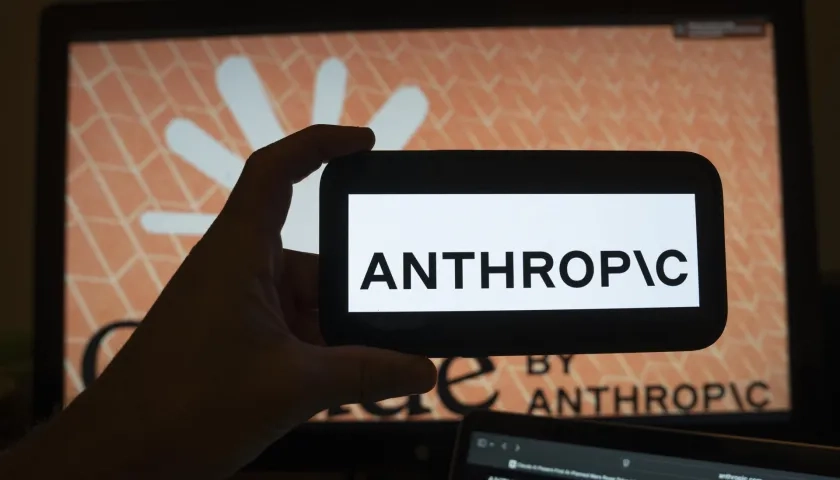 Una persona sostiene un teléfono con el logotipo de la inteligencia artificial (IA) Anthropic.