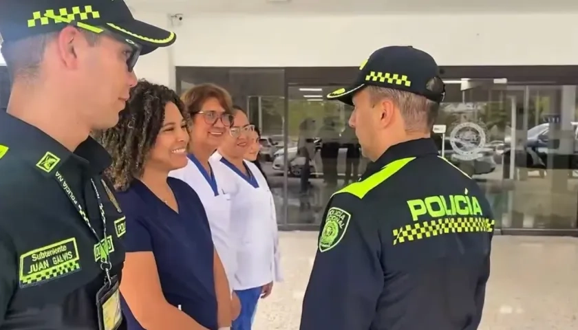 El coronel Alexander Obando visitando las instalaciones de la Clínica de la Policía, en Soledad. 