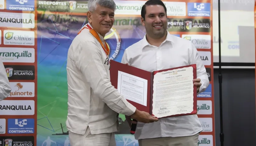 Estewil Quesada, presidente de Acord Atlántico, recibió el reconocimiento del Senado de la República a la agremiación.