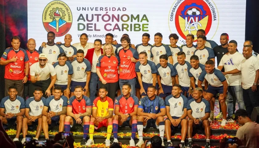 El plantel de jugadores de Uniautónoma FC con la rectora Silvia Gette Ponce.