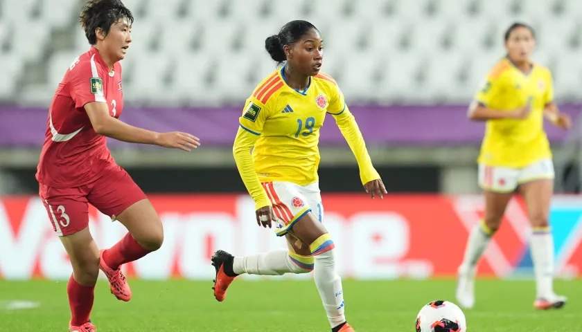 Sintia Cabezas avanza la marca de una jugadora de Corea del Norte.