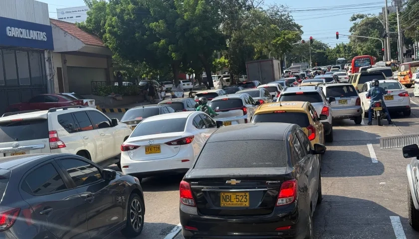 Congestión vehicular en la carrera 43 con 68, en Barranquilla. 