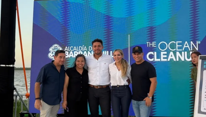 La gerente de ciudad, Ana María Aljure en el convenio con The Ocean Cleanup.