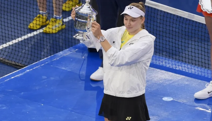 Elena Rybakina con el trofeo de campeona del US Open.