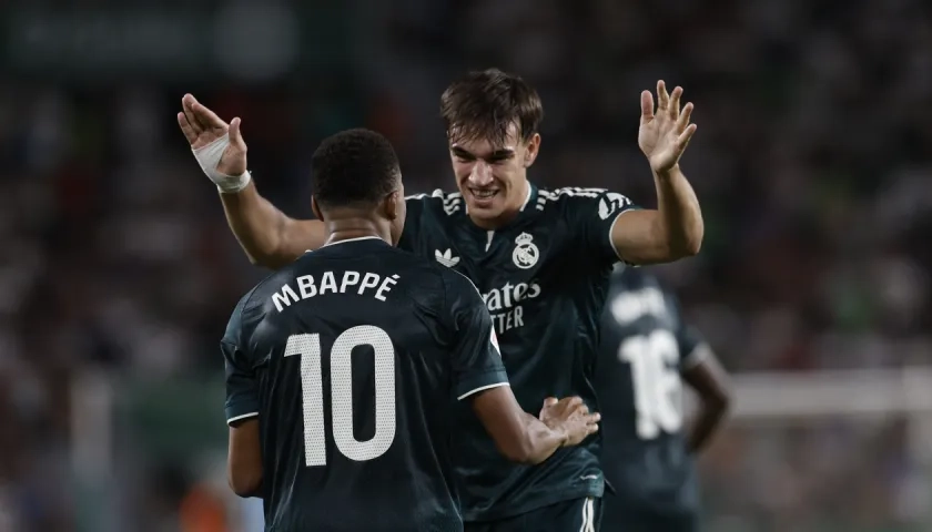 Carlos Espí celebra su gol con el francés Kylian Mbappé. 