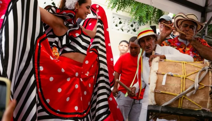 La Reina Salwa baila al ritmo del tambor de José Antonio Salas Meza. 
