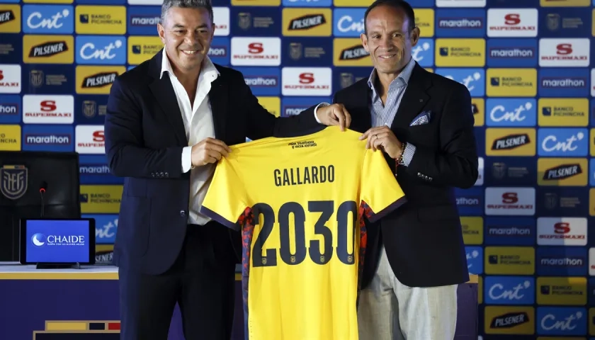 Marcelo Gallardo con Francisco Egas, presidente de la Federación Ecuatoriana de Fútbol.