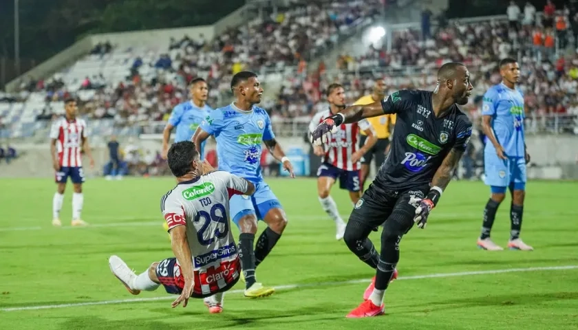 Acción del gol de Teófilo Gutiérrez, con el que puso a ganar 2–1 a Junior.