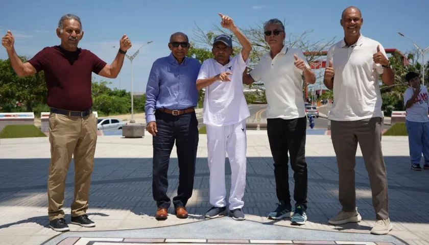 Rafael Reyes, Jesús 'Toto' Rubio, Arturo Segovia, Luis Grau y Roberto Peñaloza, exjugadores del Junior.