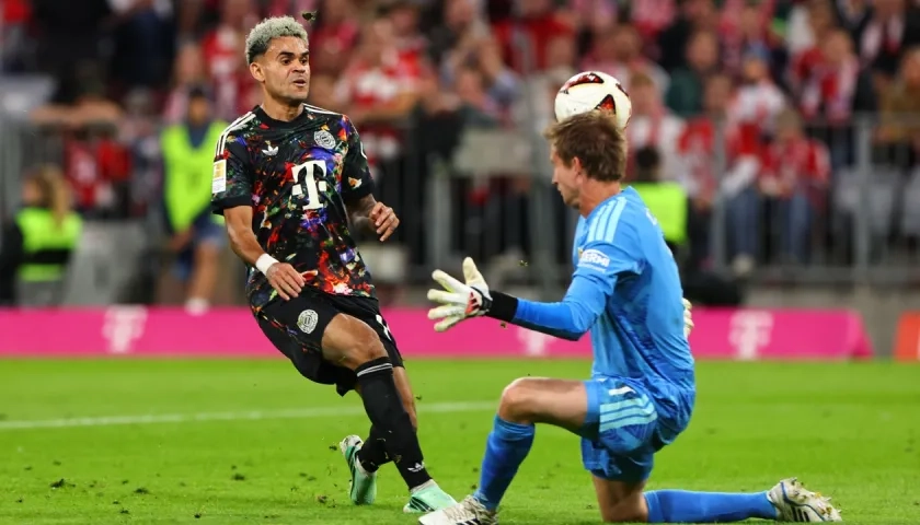 Luis Díaz ante el portero Frederik Ronnow en la jugada de gol que le invalidaron.
