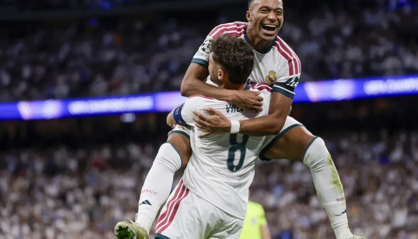 Kylian Mbappé festeja su gol con el uruguayo Fede Valverde. 
