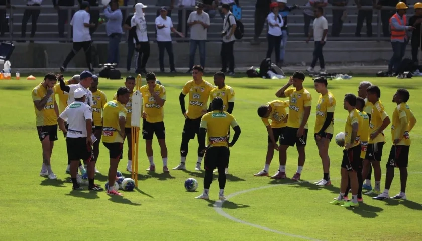 El plantel de jugadores de Junior en el nuevo gramado del Supermetro.