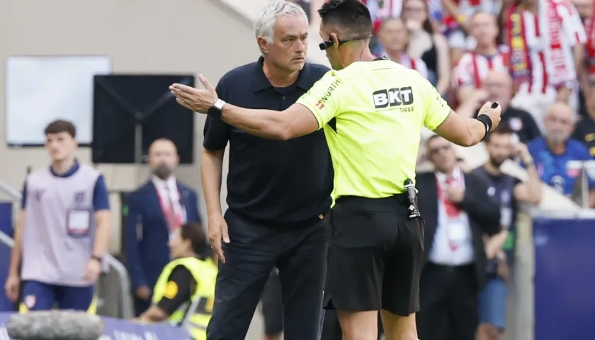 José Mourinho conversa con el árbitro Miguel Ángel Ortiz durante el partido contra Atlético de Madrid.