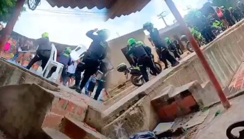 Enfrentamiento entre la comunidad y policías en Nueva Colombia. 