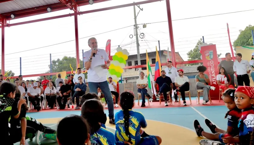 Gobernador Eduardo Verano durante la entrega del escenario deportivo.