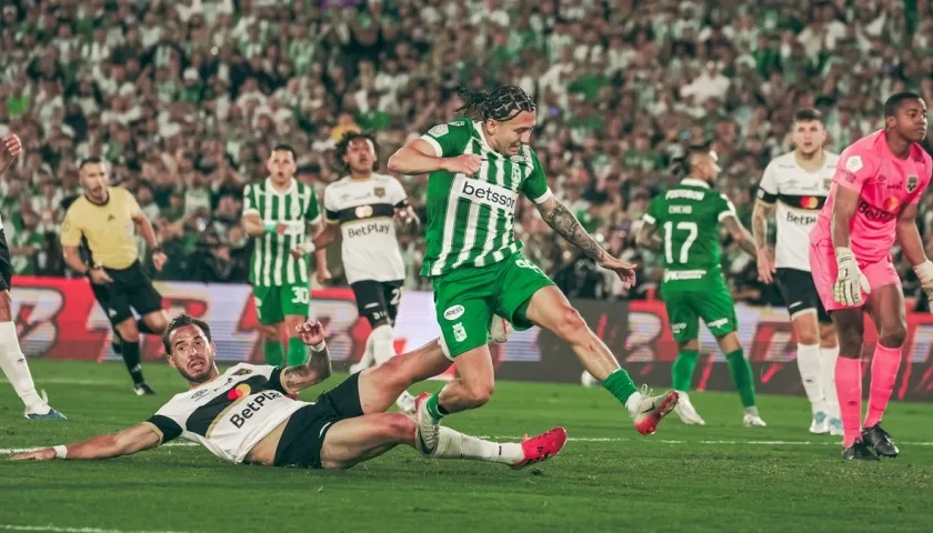 Ian Poveda durante un partido con Atlético Nacional. 
