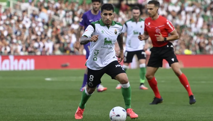 Gustavo Puerta durante el partido del Racing de Santander contra el Elche.