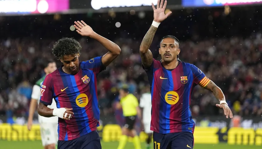 Lamine Yamal y Raphinha celebran uno de los goles del Barcelona. 