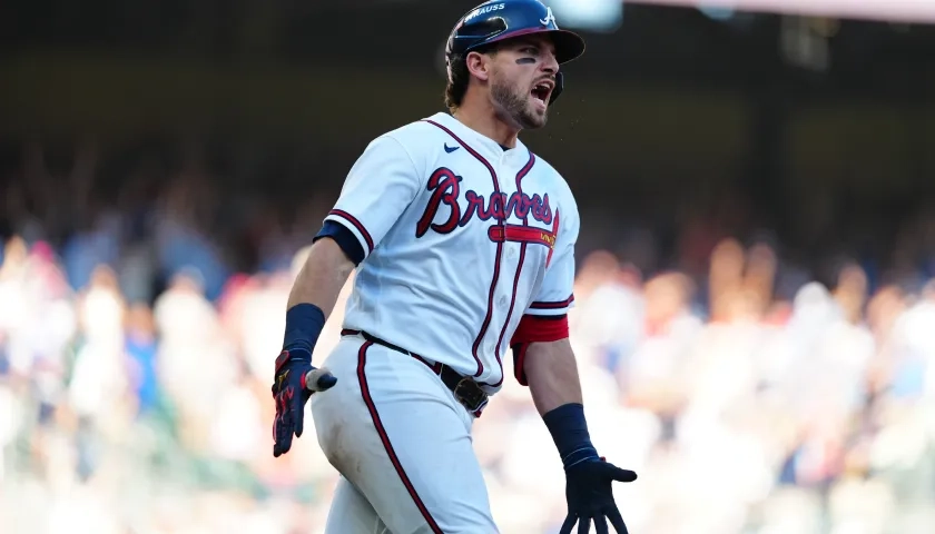 Austin Riley inicia el recorrido por las bases tras batear jonrón de tres carreras en el octavo inning.